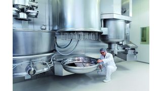 Durch das Bedienkonzept auf einer Ebene verringert sich der Aufwand für die Reinigung. Hier im Bild wird die Wirbelschichtanlage kontrolliert.  (Bild: Bohle)