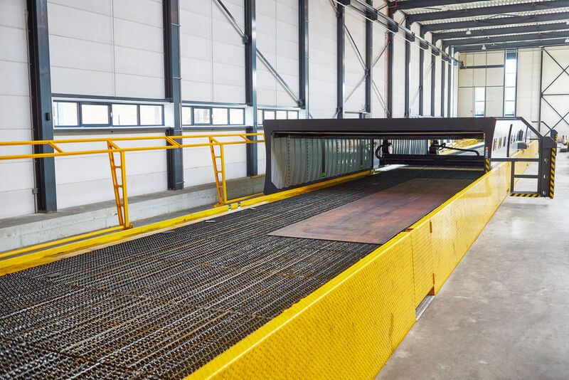 Satte 66 Meter ist der Tisch der XXL-Laserschneidanlage lang, die von Tecoi gebaut wurde. Das reicht nicht nur für die größten Bleche, sondern schafft auch genug Strecke zum Be- und Entladen, während die Maschine schneidet.  (Norbert Voskens)