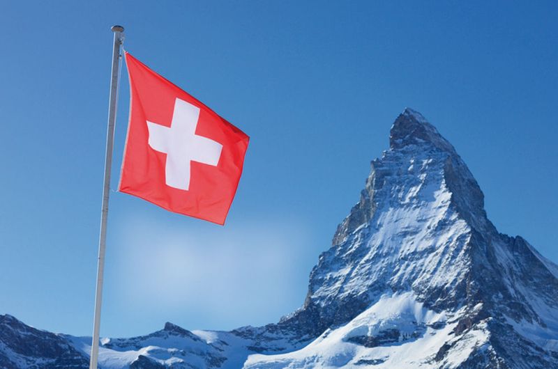 Seit Anfang Jahr gilt die Swissness-Gesetzgebung. Schweizerkreuz, Fahne, Logo, Bezeichnungen wie «swiss made» usw. ist alles geschützt. Nur wer mindestens 60 Prozent der Produkte und Dienstleistungen in der Schweiz herstellt, darf seine Produkte und Dienstleistungen mit einem der geschützten Brands zieren. (Camenzind Christian / kalenderbild.ch)