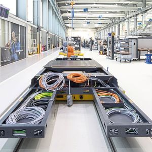 Vormontierten Modulen sind bereits konfektionierte Kabel und Leitungen beigegeben, die an internationalen Produktionsstandorten für Wellpappen zu kompletten Anlagen montiert und installiert werden.(Bild:  Helukabel)