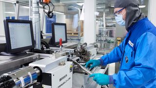 Blick in ein Labor zur Herstellung von Batteriezell-Prototypen beim Münchener Autobauer BMW.  (BMW)