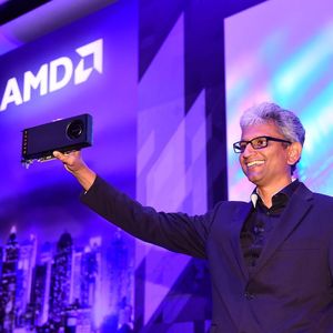 Raja Koduri, Senior Vice President der Radeon Technologies Group zeigt die Radeon RX 480.