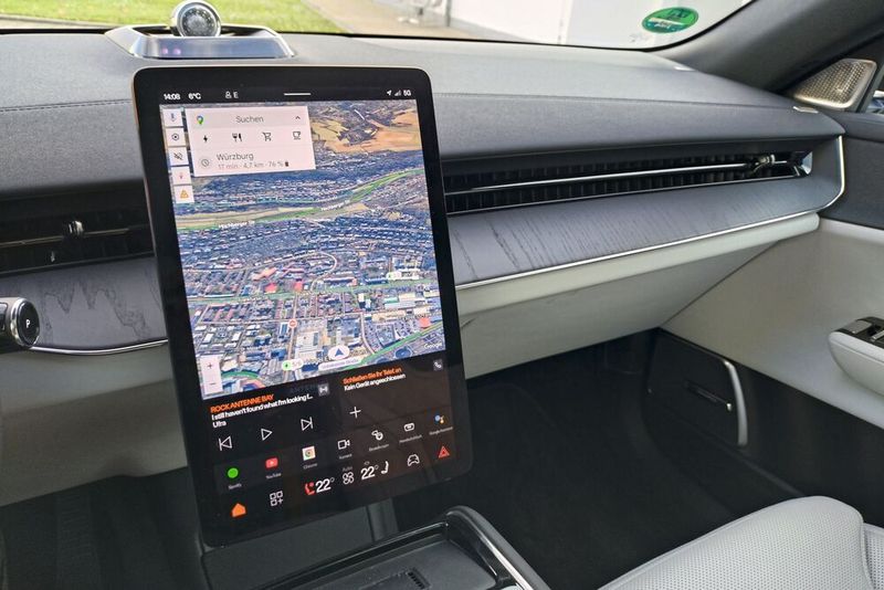 3. Bedienung erfordert Umdenken Physische Tasten? Fehlanzeige. Praktisch alle Funktionen laufen über den 14,5-Zoll-Touchscreen mit Google-Integration. Wer Klimaanlage oder Sitzheizung im Fahren verstellen will, muss den Blick von der Straße nehmen. Gewöhnungsbedürftig – und nicht unproblematisch. (Bild: Sven Prawitz/Vogel Communications Group)