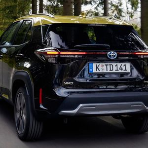 Ein schickes Detail sind auch die feinen LED-Streifen in den Rückleuchten.(Bild:  Toyota)