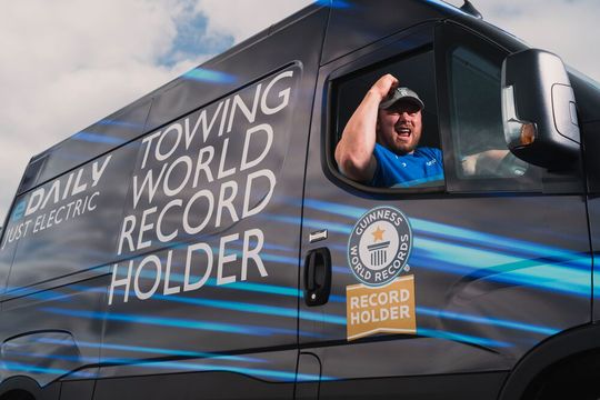 Der Iveco-E-Transporter „eDaily“ hat es ins Guinness-Buch der Rekorde geschafft! Das für eine Anhängelast von 3,5 Tonnen ausgelegte Transportfahrzeug hat nämlich 100 Meter weit über 153 Tonnen bewegt. Am Steuer saß Adam Bishop, Großbritanniens derzeit stärkster Mann. (Bild:  Iveco)