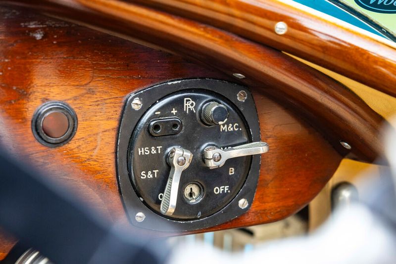 Der Fahrer musste außerdem Gemischbildung und Zündzeitpunkt an Schaltern einstellen, damit der 110 PS starke Reihensechszylinder zum Laufen kommt. (Bild: Rolls-Royce)