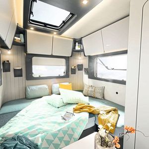 Der vielfach prämierte Ultraleicht-Wohnwagen geht nach dem Caravan-Salon zu Preisen ab 18.799 Euro an den Start, hier ist der Bettumbau zu sehen.(Bild:  Dethleffs)