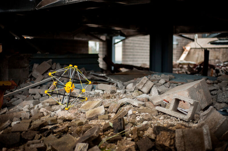 Squishy Roboter können als Ersthelfer Katastrophengebiete erkunden – ohne dabei Menschenleben zu gefährden – da sie von einem aus Hubschraubern sicher und unbeschadet am Einsatzort landen können. (Lee-Huang Chen/Squishy Robotics)