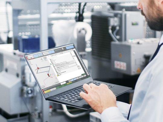 Mit dem RobotMonitor lässt sich ein simulierter Roboterarm komfortabel am PC steuern und seine Bewegungen genau überprüfen. (Bild:  SEW-Eurodrive)