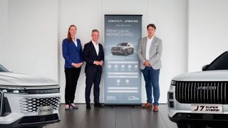 Cloppenburg verkauft ab dem vierten Quartal 2026 die chinesische Doppelmarke Omoda & Jaecoo: (v. l.) Vera Paller, Geschäftsführerin Cloppenburg Ansbach, Michael Mandery, Leiter Vertrieb und Händlernetzentwicklung bei Omoda & Jaecoo Deutschland, und Bart Gerris, Vorstandsvorsitzender der Cloppenburg Automobil SE.  (Bild: Foto: Cloppenburg Automobil SE)