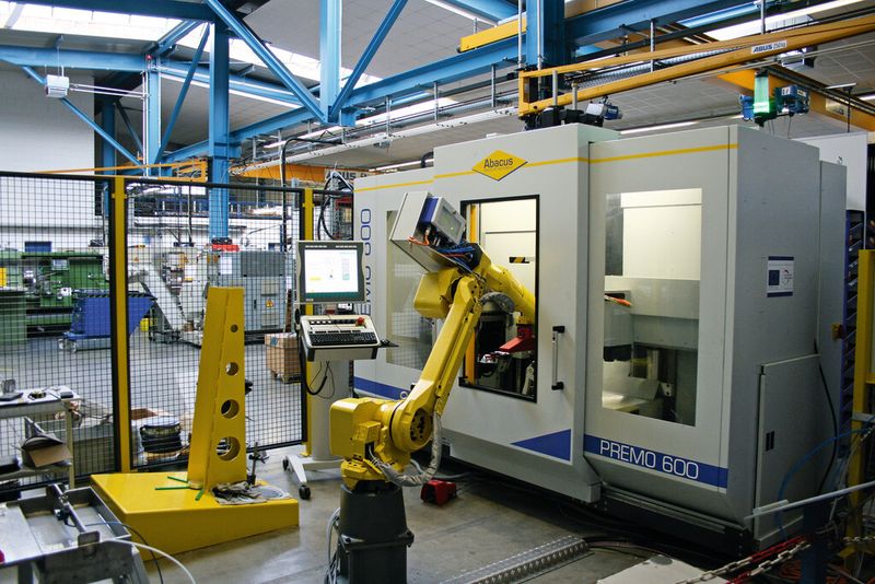Ein Roboter namens Lucy sorgt bei Jeßegus für hohe Produktivität beim Drücken von Reflektoren aus Aluminiumronden. (Bild: Abacus Maschinenbau)