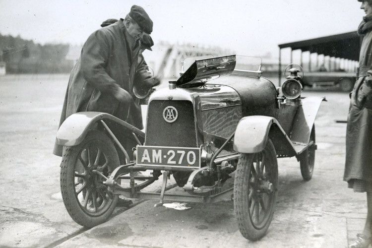 Gründer Lionel Martin im Jahr 1922 bei Vorbereitungen zu einem Straßenrennen. (Foto: Aston Martin)