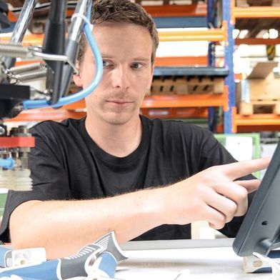 Jan Markvart testet das Ketop Safe Wireless in der Produktion. (Bild: Keba Industrial Automation GmbH)