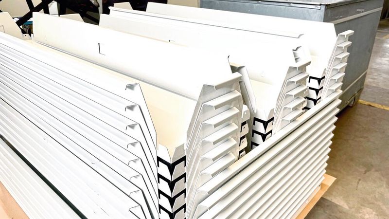 Für Reinräume konzipiert und fertigt Daldrop + Huber Komplettsysteme, unter anderem bestehend aus diesen Deckenblechen. (Bild: RAS)