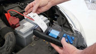 Mit dem digitalen Batterietester KL-0840-100 K prüft der Mechaniker Batterie, Generator und Anlasssystem in einem Arbeitsgang. Ein integrierter Thermodrucker erstellt sofort ein Prüfprotokoll für den Kunden. (Bild: Gedore)