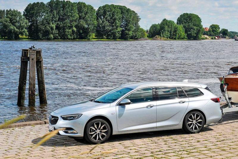 Der Laderaum-Spezialist misst in der Länge exakt 4,99 Meter. (Opel)