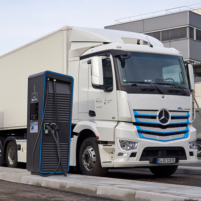 Mit 300 kW Leistung lädt dieser E-Actros bei Daimler in Stuttgart. 