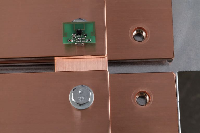 Hohe Temperaturen: Das RFID-Tag mit Temperatursensor überwacht die Temperatur an den Verbindungsstellen (Foto: Köhl)