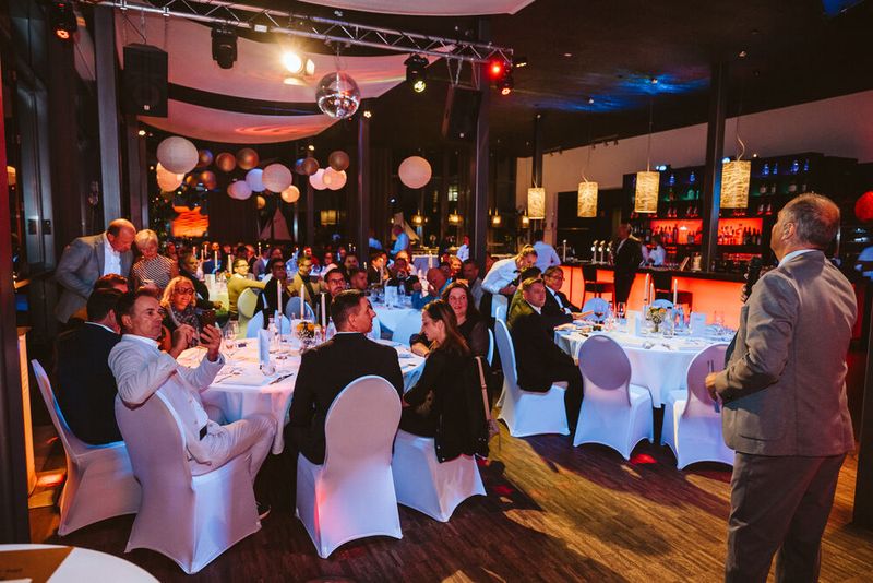 Thomas Peter (REINER SCT) begrüßt die Gäste am Abend in der Pegelbar. (Bild: KAUFFMANN STUDIOS)