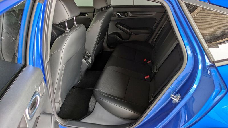 Das gilt auch für die flache und kaum ausgeformte Rücksitzbank. Immerhin gibt es in der Version „Sport“ einen Luftausströmer für hinten, den sich Honda im Einstiegsmodell „Elegance“ noch spart. (Bild: Rosenow – VCG)