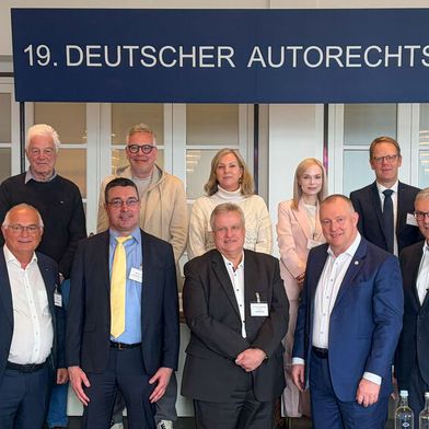 Die Arbeitsgemeinschaft Deutscher Autorechtstag mit Referenten: (obere Reihe v.l.) ADAC-Generalsyndikus Jürgen Verheul, RA Dr. Kurt Reinking, Autorechtstags-Präsident Prof. Dr. Ansgar Staudinger, RAin Eva Hettwer, ADAC-Juristin Julia Neumeier, Richter am BGH Dr. Oliver Klein, BVfK-Präsident Ansgar Klein, (untere Reihe v.l.) Vors. Richter am BGH a.D. Wolfgang Ball, RA Marcus Gülpen, RA Michael Fitz, RA Dr. Thomas Almeroth, ZKF-Ehrenpräsident Peter Börner, ZDK-Geschäftsführer Ulrich Dilchert, ADAC-Jurist Klaus Heimgärtner (Bild: BvfK)