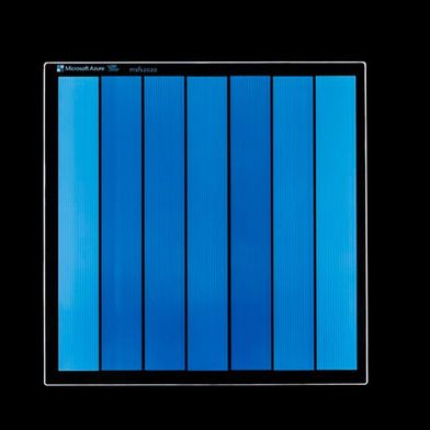 Microsoft erforscht die Langzeitspeicherung von Daten auf einem Speichermedium aus Glas (Project Silica). (Bild: Microsoft / Ashworth Photography)