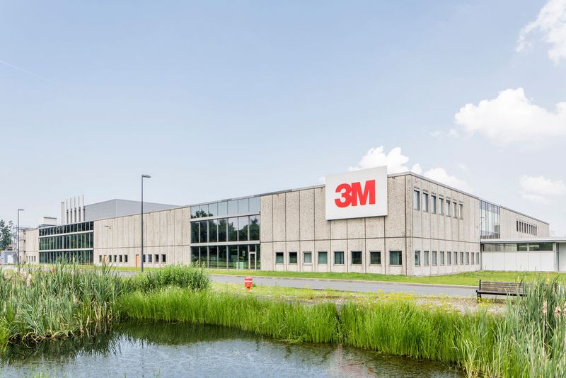 NRW Wirtschaftsminister Garrelt Duin und John Banovetz, Managing Director für die 3M DACH-Region, setzten heute den ersten Spatenstich für eine neue Produktionsanlage im 3M Werk im nordrhein-westfälischen Kamen. Bis Ende 2017 investiert der Multitechnologiekonzern dort über 70 Millionen Euro in zwei hoch automatisierte Fertigungsanlagen für Transparentverbände. (3M)