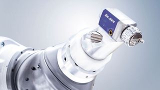 Die Roboter der X6-Generation von b+m ermöglichen eine sehr hohe Lackierqualität und sind zudem besonders kompakt und wartungsfreundlich aufgebaut. (Bild: Beckhoff)