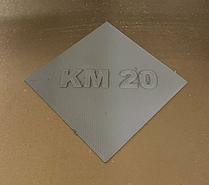 Bild 3:  3D gedrucktes Pad (Dimensionen: 20 mm x 20 mm x 1 mm) aus Keramold 20 (KM20). (Bild: Kerafol)