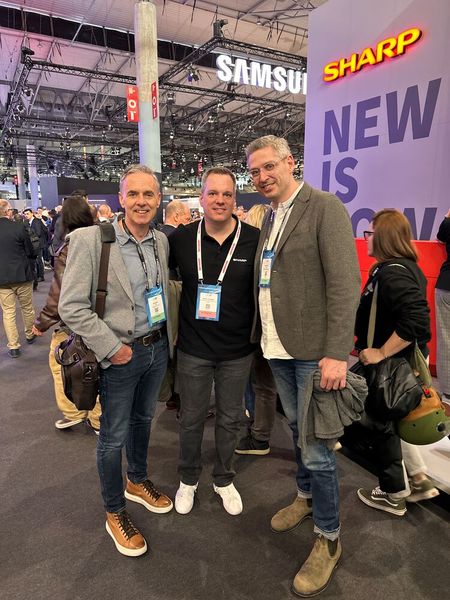 Markus Eisemann (m.,Sharp) wärmt sich mit Paul Koch und Sven Bent (r., CDS) erstmal auf... (Bild: Vogel IT-Medien GmbH)