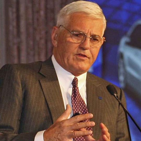 Der „Car Guy“ Bob Lutz hält viel vom Tesla Model S, aber nichts von der wirtschaftlichen Kompetenz des Autobauers.(Bild:  Bob Lutz speaking in Detroit /Ed Schipul / CC BY-SA 2.0)