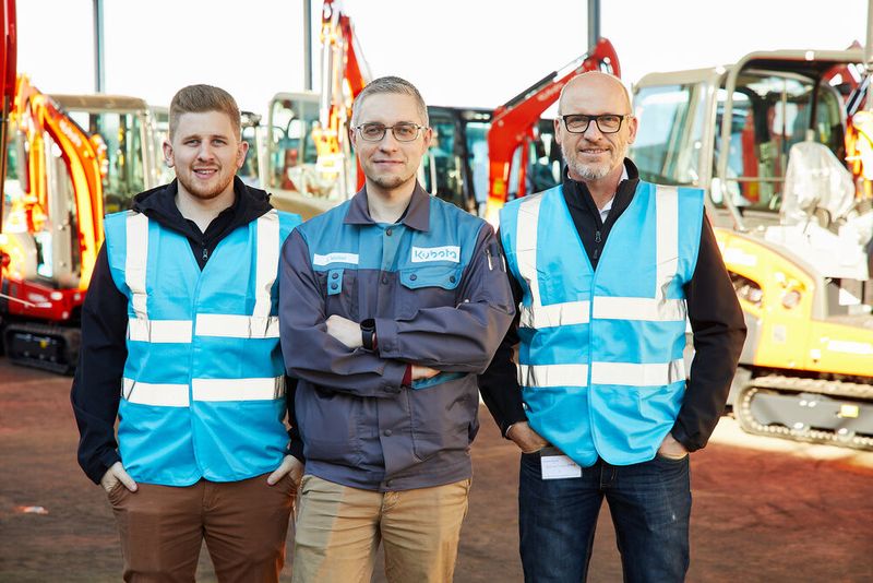 Imme eine gute (Schraub)verbindung. Von links: Desoutter-Vertriebsingenieur Pascal Brück, Jens Weber von Kubota und Michael Loosen, Produktmanager bei Desoutter, freuen sich über die gelungene Zusammenarbeit bei der Umstellung der Kubota-Montagelinien in Zweibrücken auf gesteuerte, smarte Schraubtechnik. (Bild: 2023 Ruediger J. Vogel)