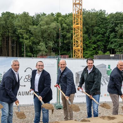 Spatenstich für die neue Bodenwaschanlage in Achstetten (v.l.): Leonie Bertz, Dr. Gregor Silvers  und Elias Haitz (alle Max Wild), Markus Wild und Joachim Kainz (beide Geschäftsführer SW Baumineralik Donau-Iller), Max Wild (Gesellschafter Max Wild) und Patrik Schleicher (Gesellschafter der Schwenk Baustoffgruppe). (Bild: SW Baumineralik)