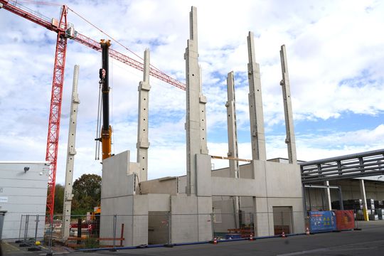 Die Bauarbeiten für die neue Mischerei am Renolit Hauptsitz in Worms schreiten planmäßig voran.(Bild:  Renolit)