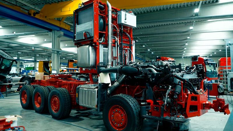 Der für Viktor Baumann bestimmte Arocs SLT 4463 AS von Mercedes-Benz Trucks während der Umbauphase. (Bild: Daimlr Truck)