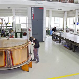 Eine Punktabsaugung ist aufgrund der Bauteilegeometrie und ständig wechselnden Schweißpositionen nicht praktikabel. Daher entschied sich Kalt für die ergänzenden Raumlüftungssysteme Filtower von Esta.