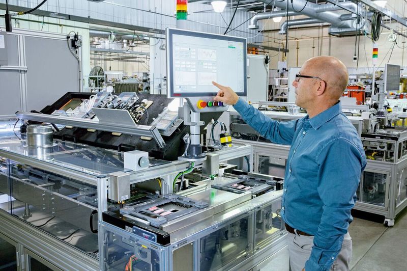 Das Multitouch-Control-Panel CP3921 bietet eine übersichtliche Bedienoberfläche (hier für Dan Distefano) und macht durch die Tastererweiterung u. a. mit einem Not-Halt-Schalter zusätzliche Feldverdrahtungen überflüssig. Das Multitouch-Control-Panel CP3921 bietet eine übersichtliche Bedienoberfläche (hier für Dan Distefano) und macht durch die Tastererweiterung u. a. mit einem Not-Halt-Schalter zusätzliche Feldverdrahtungen überflüssig.