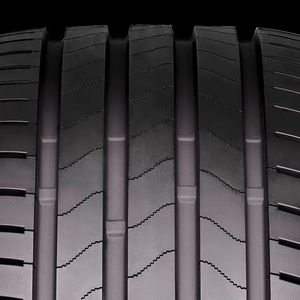 Das Foto zeigt die betont runden Reifenschultern sowie die „doppelt abgewinkelte 3D-Waschbrett-Lamelle“ in den drei Mittelrippen.(Bild:  Bridgestone)