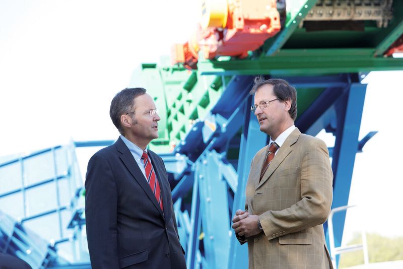Dr. Dietrich Braun, geschäftsführender Gesellschafter von Halbach & Braun (re.), und Roger Goeke-Zimmler, SEW-Vertriebsingenieur im Technischen Büro Dortmund, bei der Abnahme des Kettenkratzförderers. (Bild: SEW)