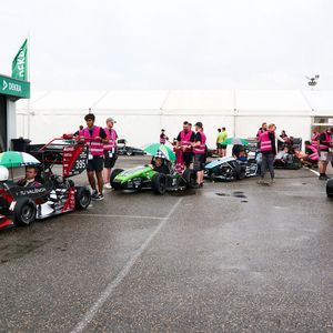 Etwa 400 Teams treten bei der Formula Student Germany in ihren selbst konstruierten Rennwagen gegeneinander an.(Bild:  FSG - Alex Grobe)