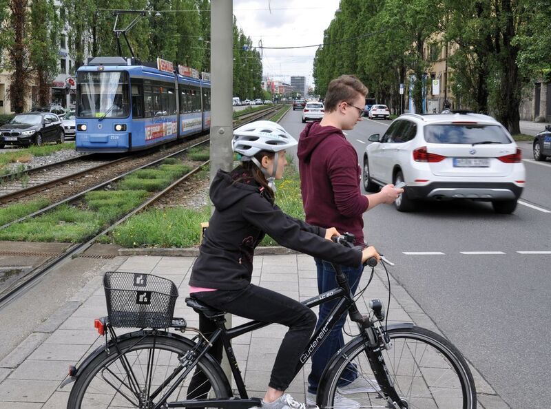 Besonders verwundbare Verkehrsteilnehmer wie Fußgänger und Radfahrer können über ihre Smartphones am vernetzten Verkehrsgeschehen teilnehmen. (Fraunhofer ESK)
