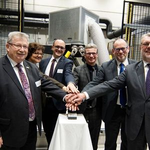 Vertreter aus Wissenschaft und Politik drücken beim Oktopoden auf "Start".