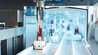 Automatisches Probenverteilsystem mit hoher Flexibilität: Es befördert jede Probe (Specimen) einzeln, da nur so eine flexible, individuelle und optimierbare Organisation einzelner Proben möglich ist. (Bild: GLP Systems)