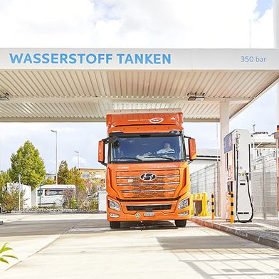 Im März 2025 haben erstmals mehr Nutzfahrzeuge als Pkw Wasserstoff an den Tankstellen von H2 Mobility getankt. (Bild: H2 Mobility)