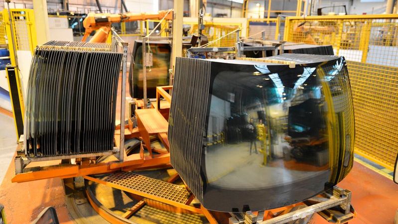 Die Herstellung von Glas aus Rohstoffen ist sehr energieaufwendig. Bei der Verwendung von Altglas sinken Energie- und Ressourcenverbrauch deutlich.(Bild:  Sekurit)