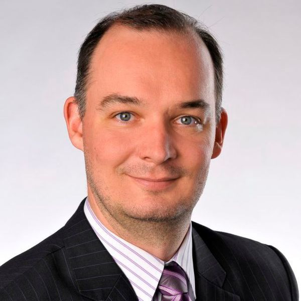 „Durch die Erweiterung von ‚My Learning‘ um die ‚Skillsoft e-learning library‘ bieten wir unseren Mitarbeitern nun eine Fülle aktueller Weiterbildungsmaßnahmen und Schulungsoptionen“, erklärt Sebastian Kolberg, global verantwortlich für Change Management - Digitale Transformation und vormals Global Head of Learning & Training bei der Bayer AG. (Bayer AG)