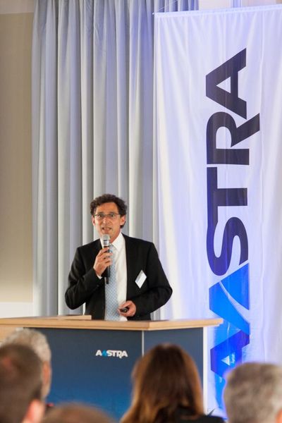 Aastra VIP-Partnerevet 2013 am SchwielowseeJürgen Signer, CEO Aastra Group Germany, stellt die strategischen Ziele der Aastra vor. Videokommunikation, Mobilität, Virtualisierung und Cloud sind Felder, in denen sich Aastra künftig noch stärker positionieren wird. (Aastra Deutschland GmbH)