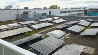PV-Anlage auf dem Dach der Elbfabrik, einer Forschungsfabrik des Fraunhofer IFF. Mit einem Sensorsystem lassen sich Fehler in PV-Großanlagen frühzeitig erkennen. (Bild: Fraunhofer IFF/Anne Bornkessel)