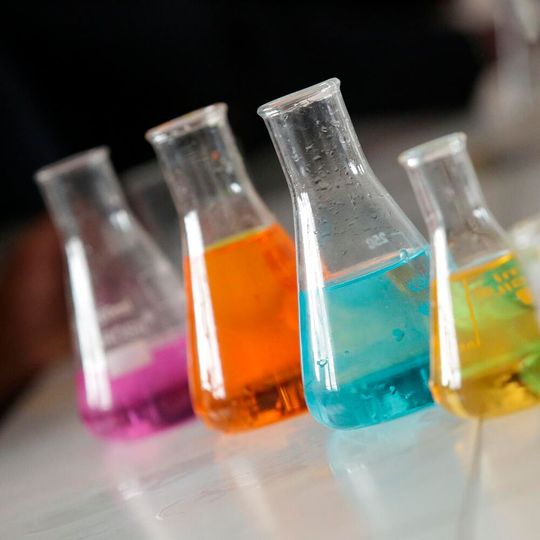 Im Projekt Decades sollen nachhaltige Lösungsmittel für den europäischen Biotech-Sektor entwickelt werden. Im Projekt Decades sollen nachhaltige Lösungsmittel für den europäischen Biotech-Sektor entwickelt werden.