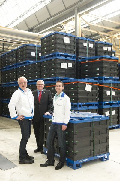 Torsten Fellenberg, Logistikplaner bei Volkswagen Salzgitter (re), Axel Breitkreuz, Produktmanager bei SSI Schäfer, Neunkirchen (mi), und Horst Wollmann, ebenfalls Logistikplaner bei Volkswagen Salzgitter (li) freuen sich über das gelungene Projekt. (Bild: SSI Schäfer)